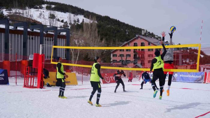 Erzurum’da Kar Voleybolu Heyecanı