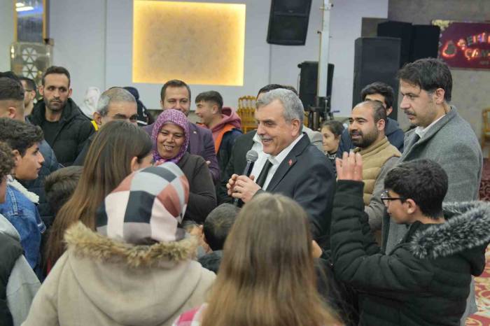 İlk İftarı Depremzedelerle Yaptılar