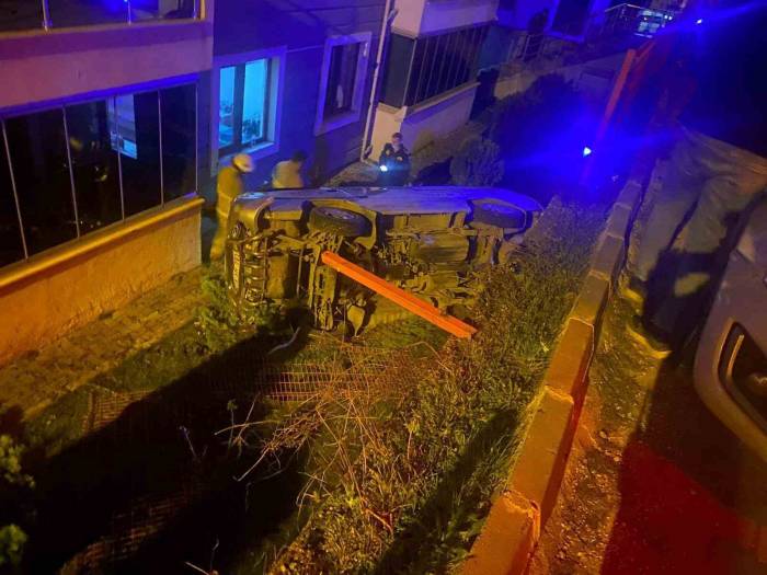 Sitenin Bahçesine Uçan Araçtaki 3 Kişi Yaralandı