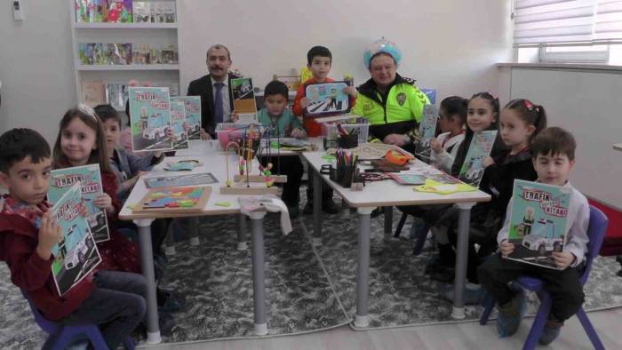 Çocuklar, İstiklal Marşı Okuyarak Akif’i Andı