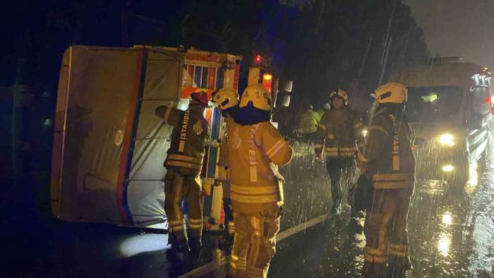 Tekstil Malzemesi Taşıyan Kamyon Devrildi: 1 Yaralı