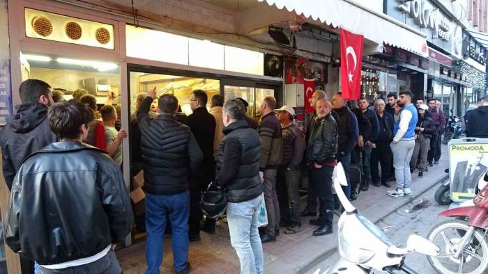 Ramazan’ın İlk Günlerinde Sıcak Pide Kuyruğu
