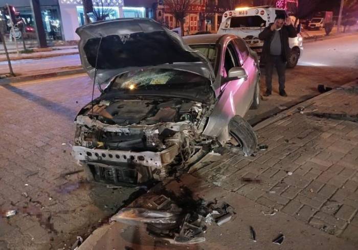 Refüje Çıkan Otomobil Sinyalizasyon Direğine Çarptı: 1 Yaralı