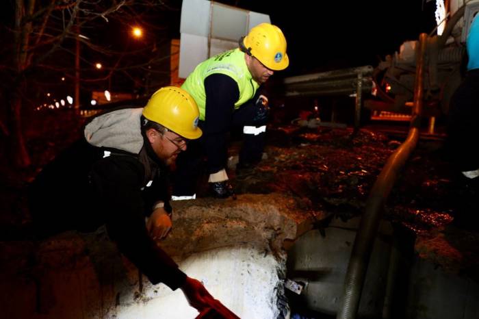 Büyükşehir Ekipleri Gece Boyunca Altyapı Mesaisini Sürdürdü