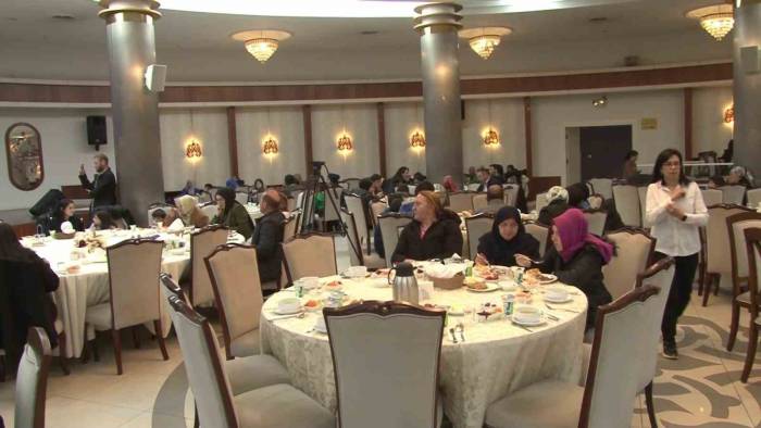 Ümraniye Belediye Başkanı Yıldırım, İftarda Vatandaşlarla Bir Araya Geldi