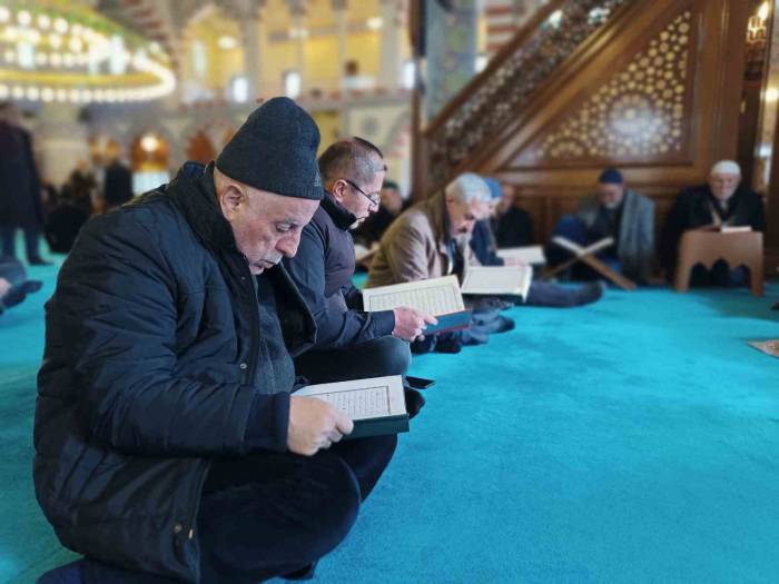 Van’da Camilerde Mukabele Okunuyor