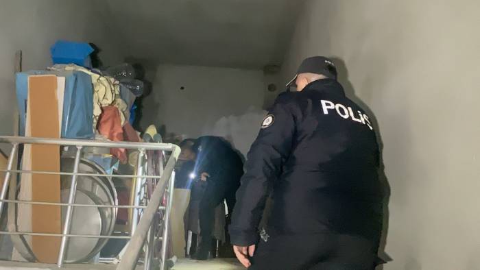 Boş Binada Yanıp Sönen Işıklar Korkuttu