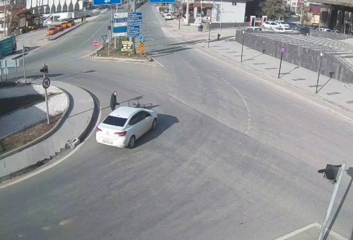 Ters Şeritte Bisikleti İle İlerlerken Ölümden Döndü