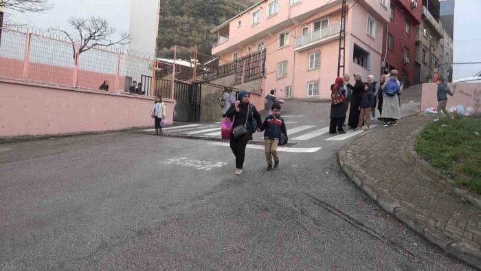 10 Yaşındaki Çocuk Otomobilin Altında Kaldı: Yardımına Koşmak İçin Camdan Atladı