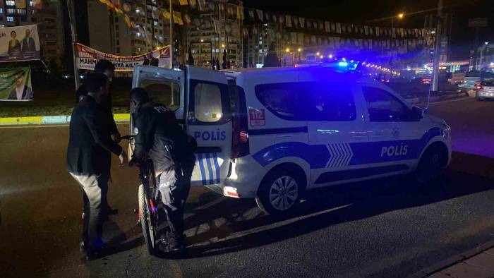 Bisikletiyle Yolun Karşısına Geçerken Minibüsün Çarptığı Kız Yaralandı