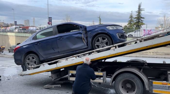 Esenyurt’ta Otomobil Bariyeri Kırarak Tünel Çıkışına Düştü: 1 Yaralı