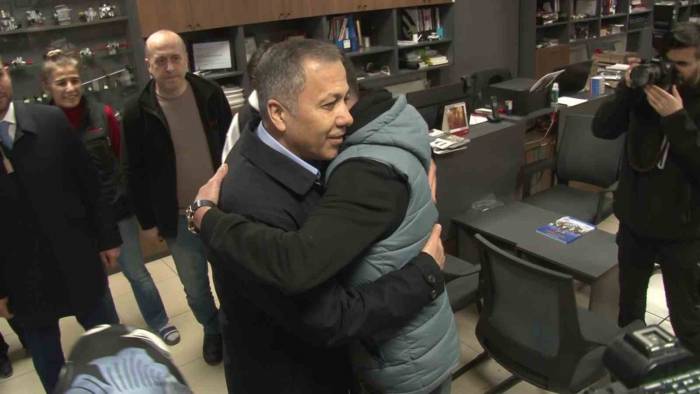 İçişleri Bakanı Yerlikaya, Sancaktepe’de Esnafı Ziyaret Etti