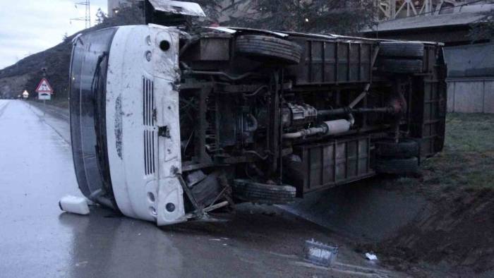 İşçi Minibüsü Devrildi: 6 Yaralı