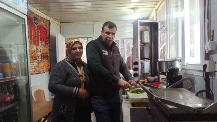 İş Yerleri Yıkılan Depremzede Çift, El Ele Verip Tekrar İş Yeri Açtı