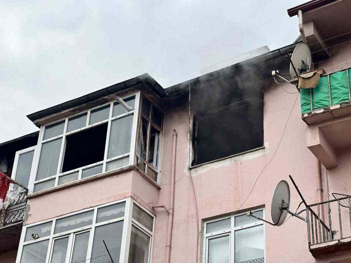 Alevlere Teslim Olan Apartman Dairesi Kullanılamaz Hale Geldi: 1 Yaralı