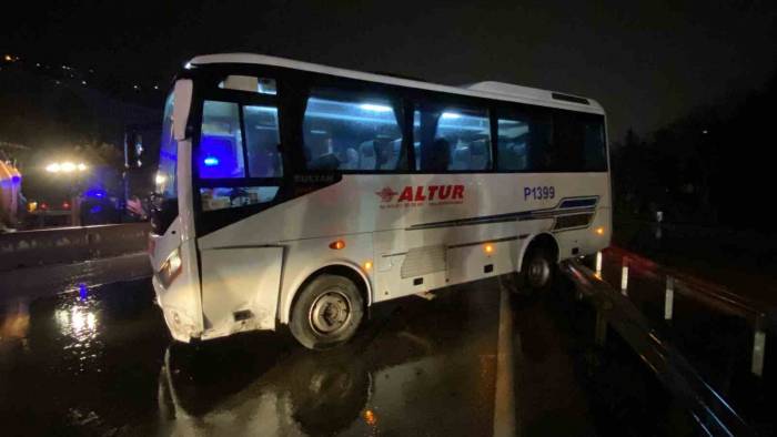 Yağmur Sebebiyle Kayganlaşan Yolda İşçi Servisi Bariyere Çarptı: 1 Yaralı