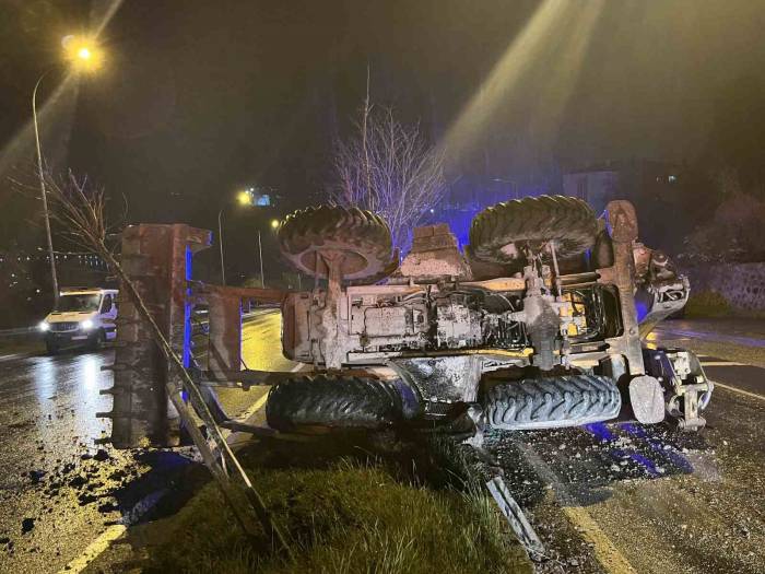 Bariyere Çarpan İş Makinesi Refüje Devrildi: 2 Yaralı
