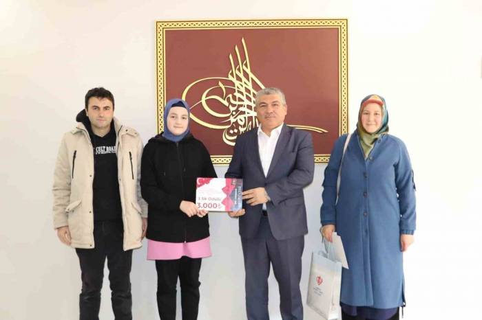 Para Ödülünü Filistin’e Bağışladı