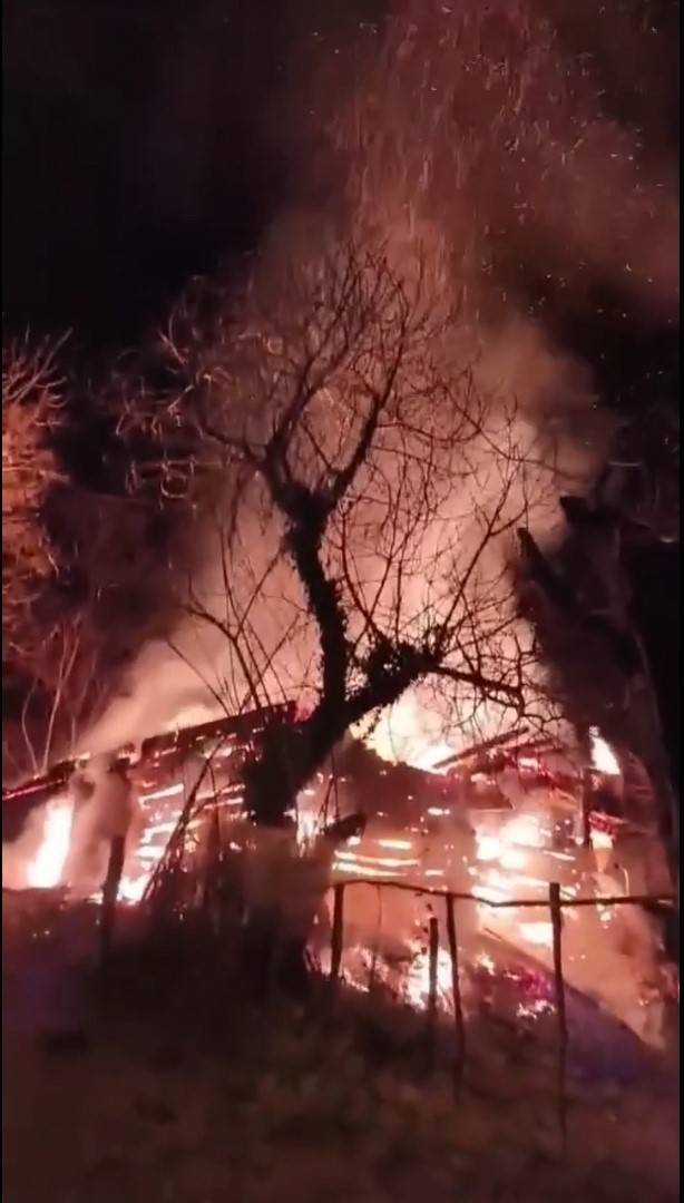 Sinop’ta 2 Katlı Ahşap Ev Alevlere Teslim Oldu