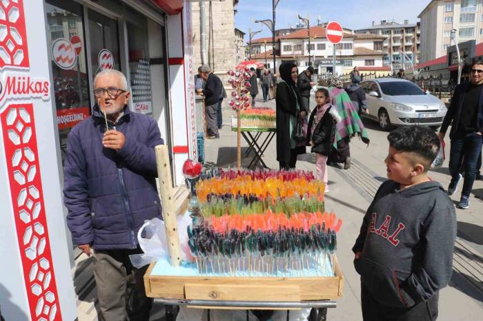 Bu Satıcı Bağırmıyor, Horoz Gibi Ötüyor