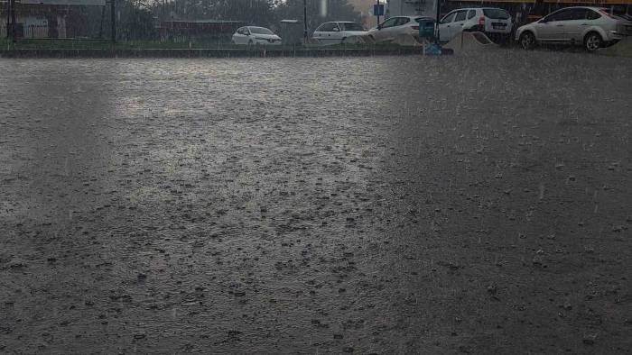 Tekirdağ’da Şiddetli Yağış: Doluyla Karışık Yağmur Sokakları Suyla Kapladı