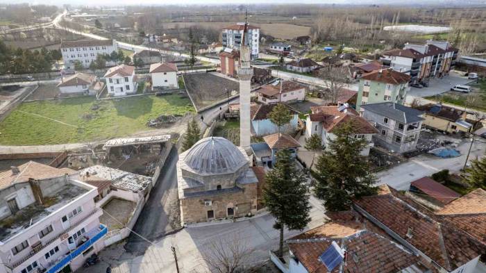 Tokat’ta Yıllara Meydan Okuyan Cami Vandallara Direnemedi