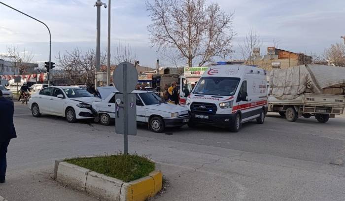 İki Otomobil, Bir Ambulans Çarpıştı: 1 Yaralı