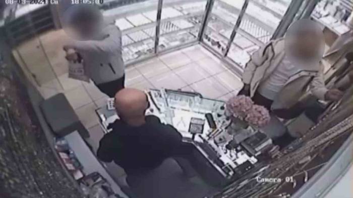 10 Bin Lira Değerindeki Takıyı Çalan Hırsızlar Kameraya Yakalandı