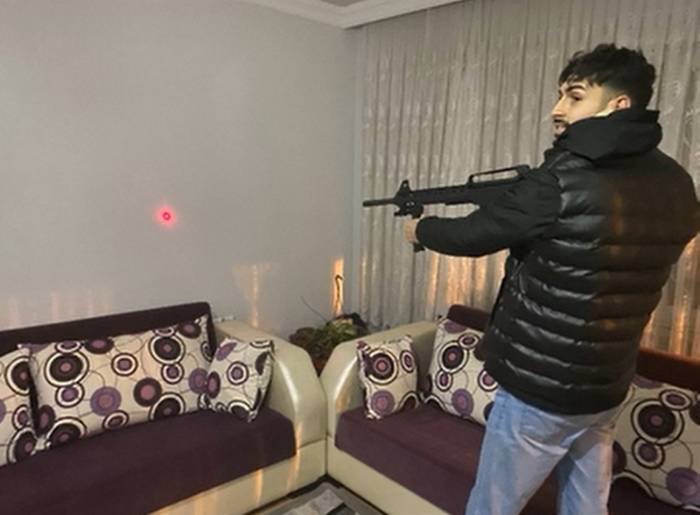 Kız Arkadaşını Öldüren Gencin Silahlı Fotoğrafları Ortaya Çıktı