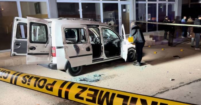 Bursa’da Alacak Verecek Meselesinde Silahlar Konuştu: Kurşun Yağdırılan Otomobilden Sağ Çıktılar