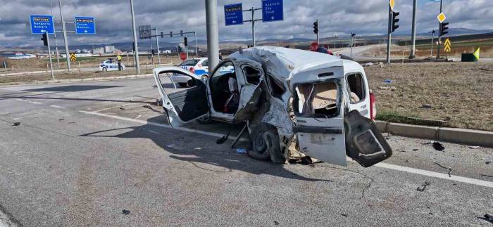 Tır İle Hafif Ticari Araç Çarpıştı: 1 Yaralı