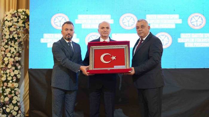 Başkan Özlü’ye Spor Camiasından Plaket