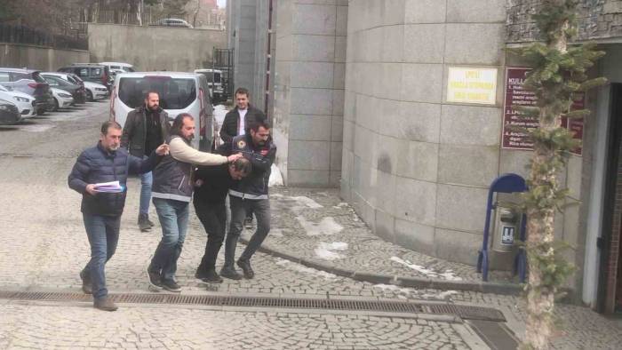 Eşini Ve Kızını Bıçaklayarak Öldüren Öğretmen Baba Adliyeye Sevk Edildi