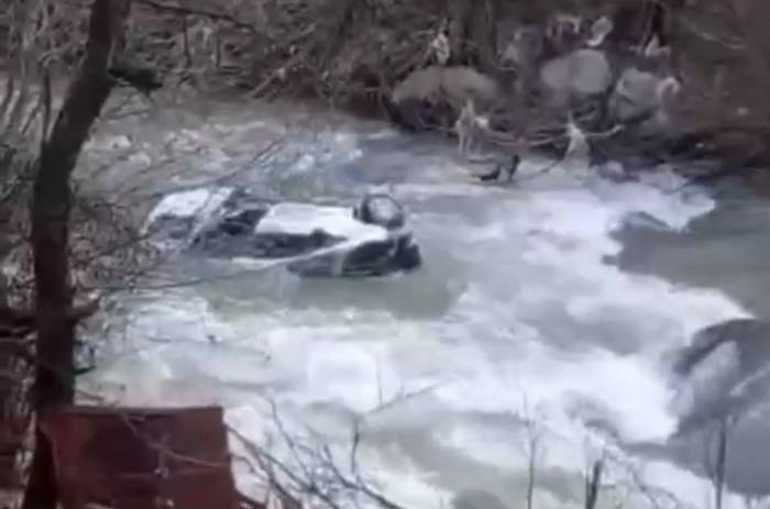 Virajı Alamayan Otomobil Çaya Uçtu: 1 Ölü, 1 Yaralı