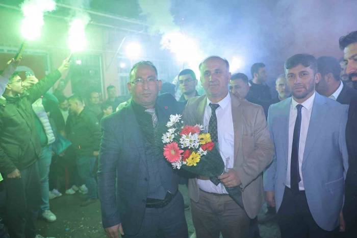 Başkan Kaya, Çiçek Ve Meşalelerle Karşılandı