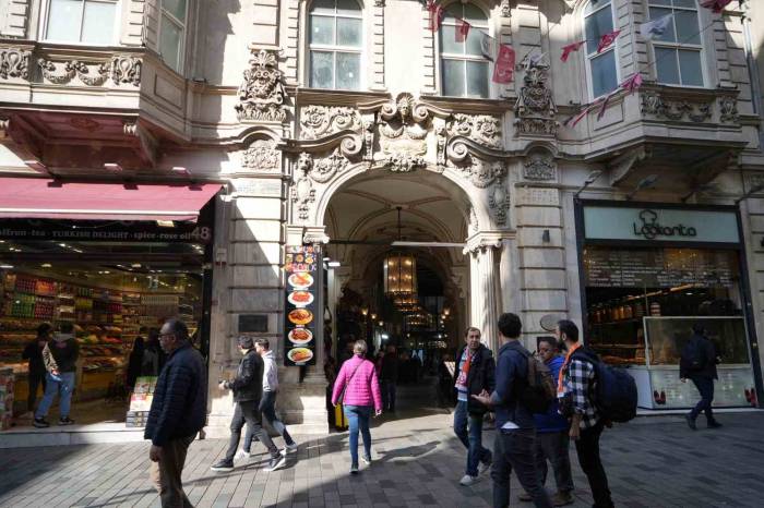 İstiklal Caddesi’nde Keşfedilen 130 Yıllık Gizemli Tünel: Rumeli Han Geçidi Ziyaretçilerin Uğrak Noktası Oldu