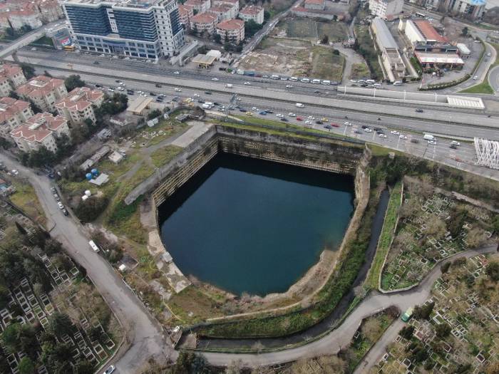Kadıköy’de Su Dolan İnşaat Sahasını "Google Maps" Göl Olarak Gösteriyor