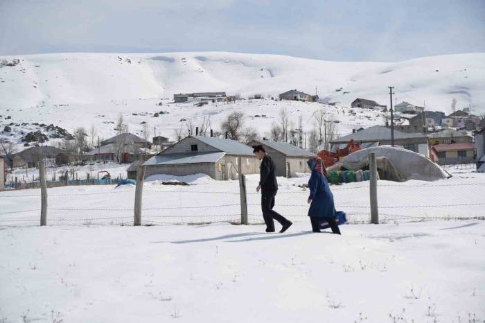 Evde Sağlık Birimi Ekipleri Karla Kaplı Köylere Giderek Hastaları Tedavi Ediyor