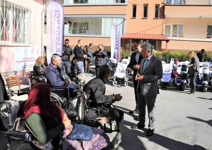 Niğde’de Hayırseverler Tarafından 20 Engelliye Akülü Araba Hediye Edildi