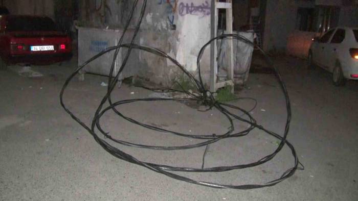 Kontrolden Çıkan Kamyonet Elektrik Direklerine Çarpıp Kaçtı