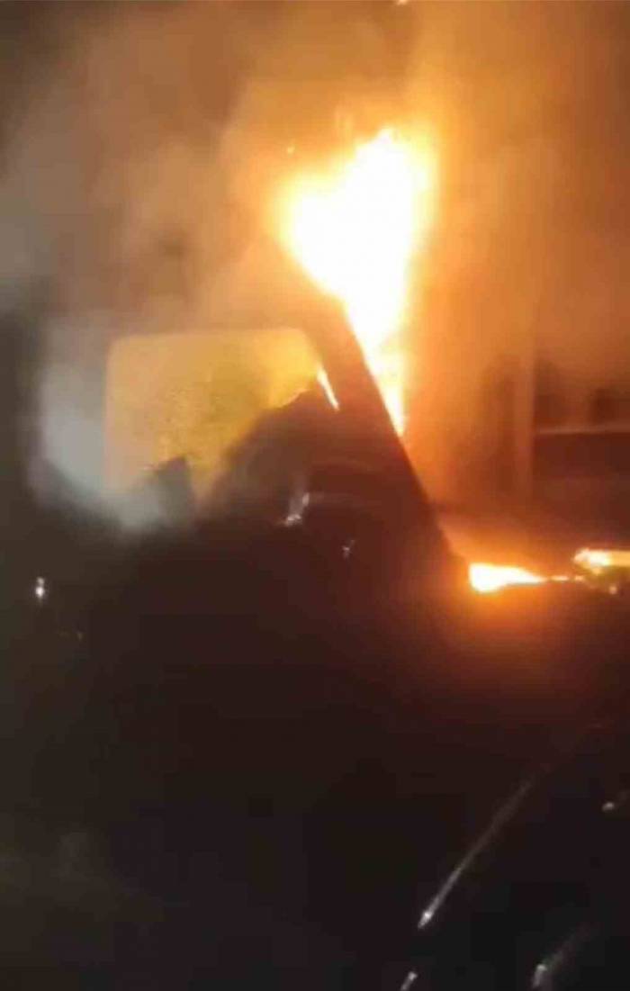 Bursa’da Lüks Cip Tıra Çarptı: Vatandaşlar Sürücüyü Alevlerin Arasından Kurtardı