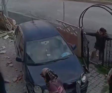 Elazığ’da Otomobil Apartman Bahçesine Daldı