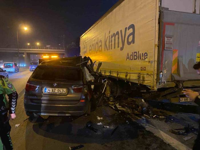 Esenler Tem Otoyolu’nda Otomobil Tıra Çarptı: 1 Yaralı