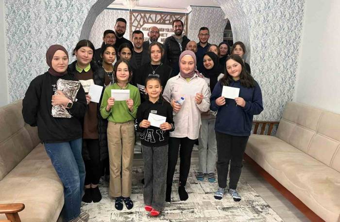 Hisarcık’ta Ezbere Şiir Okuma Yarışmasında Dereceye Giren Öğrenciler Ödüllendirildi