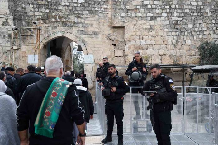 Mescid-i Aksa’da Ramazan Ayının İlk Cuma Namazı 40 Bin Müslümanla Kılındı