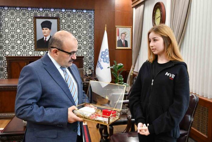 Şehitlikten Gelen Toprak Ve Bayrak Vali Ustaoğlu’na Teslim Edildi