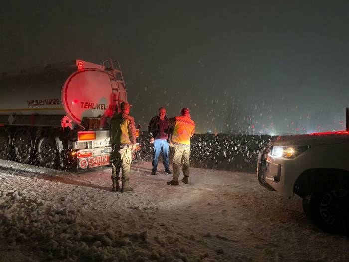 Kar Ve Tipi Erzincan - Gümüşhane Yolunda Ulaşımda Aksamalara Neden Oldu