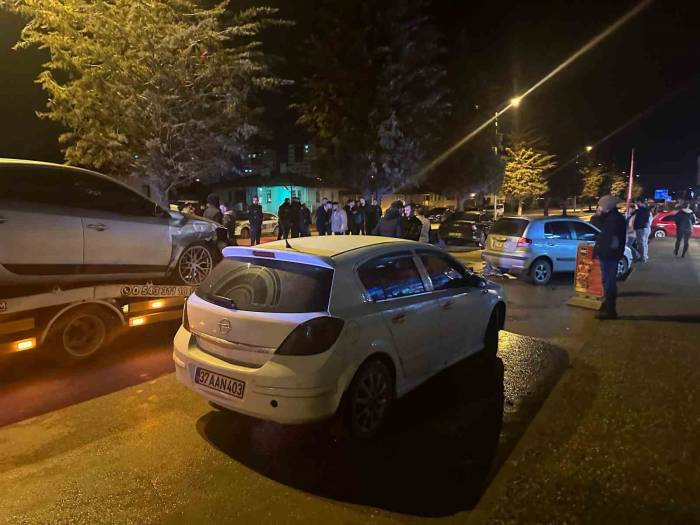 Kastamonu’da Çarpışan Otomobiller Park Halindeki Araçlara Çarptı: 1 Yaralı