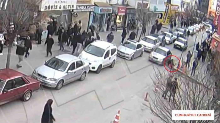 Kırıkkale’de Kaza Görüntüleri Kamerada: Otomobil Anne Ve Çocuğa Böyle Çarptı