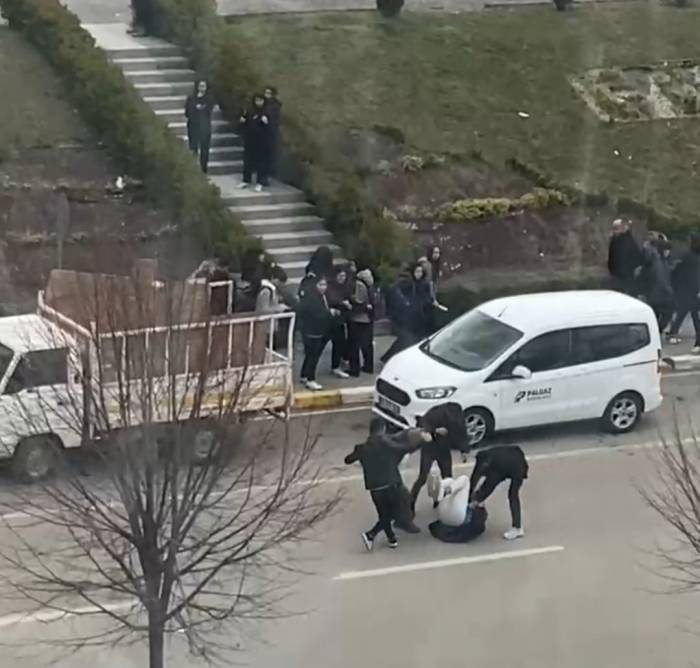 Motosikletliyi Gafil Avladılar: 4 Kişi Önünü Kesip Tekme Ve Yumruklarla Saldırdı